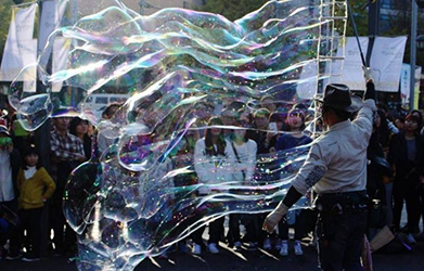 행복을 전달하는 거리의 버블아티스트 Bubble Artists BubbleMax